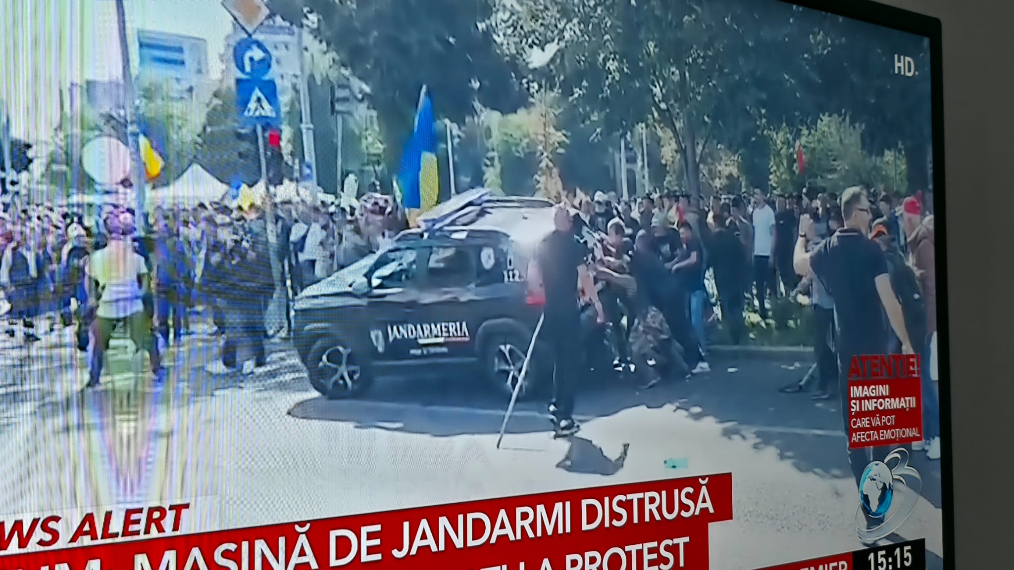 Protestatarii din Piața Victoriei au rupt cordonul de jandarmi și au pătruns pe strada Paris; mașină de jardarmi &ndash; distrusă de atacatorii infiltrați la protest
 - poza 2