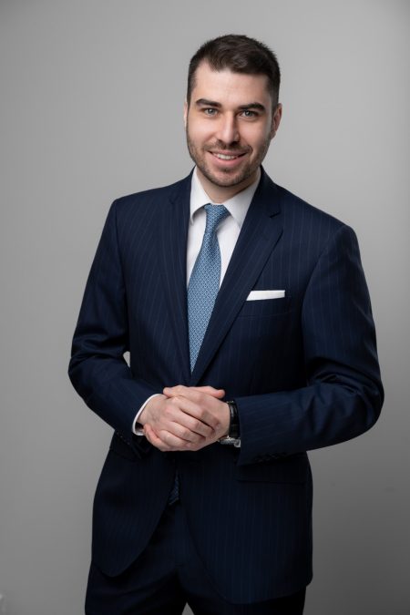 Justin Anghel, fondatorul Asociației Cred în România. De la avocatura de business la construirea uneia dintre cele mai dinamice comunități de tineri lideri din România - poza 1