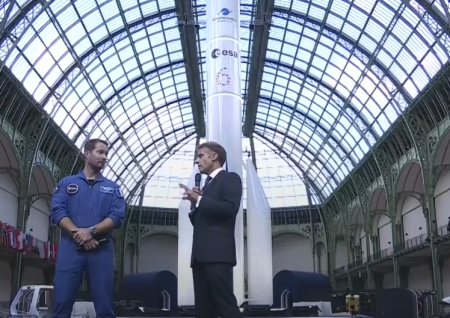 Macron cere o &bdquo;guvernanță comună&rdquo; a spațiului și propriile zboruri europene cu echipaj uman; SpaceX și Blue Origin au boicotat summitul de la Paris, pe fondul presiunilor Casei Albe
 - poza 1