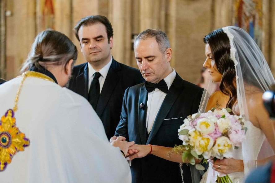 Alexandru Nazare a publicat o fotografie de la cununia religioasă: Mulțumim tuturor pentru urări și gândurile bune! Nașul de cununie a fost Kyriakos Pierrakakis, ministrul Finanțelor din Grecia și președintele Eurogrupului