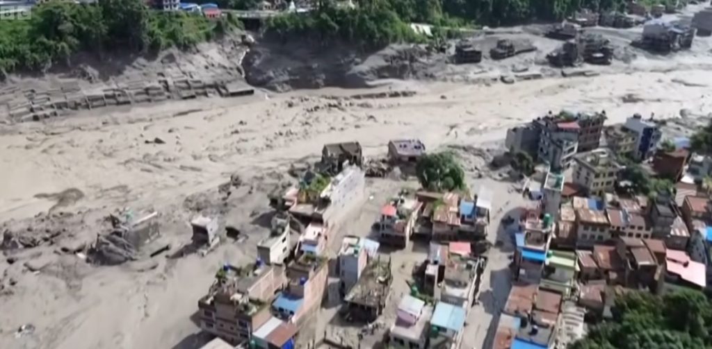 Oamenii de știință chinezi avertizaseră asupra riscului unor noi inundații glaciare &icirc;n regiunea de la granița Nepal-China, cu un an &icirc;naintea catastrofei
 - poza 1