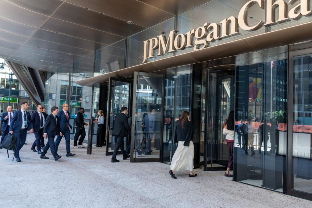 Alexandru Nazare, după discuțiile cu J.P. Morgan la New York: &bdquo;Rom&acirc;nia nu mai negociază capital pentru consum, ci capital pentru transformare&rdquo;
 - poza 1