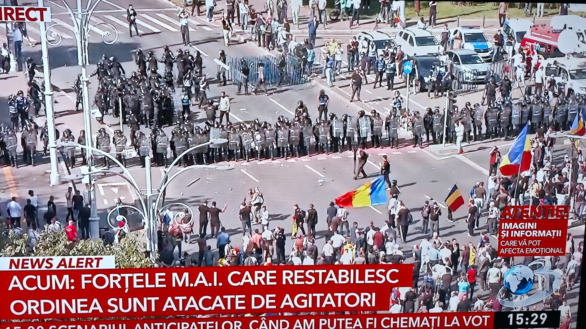 Protestatarii din Piața Victoriei au rupt cordonul de jandarmi și au pătruns pe strada Paris; mașină de jardarmi &ndash; distrusă de atacatorii infiltrați la protest
 - poza 4