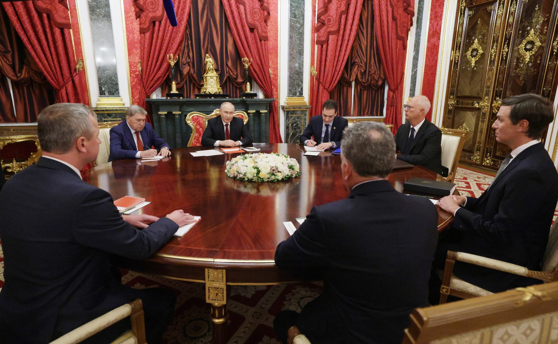 Casa Albă afirmă că emisarii Steve Witkoff şi Jared Kushner au discutat despre &bdquo;planuri substanţiale&rdquo; cu Putin. După Moscova, următoarea destinaţie este Kiev &ndash; foto
 - poza 10