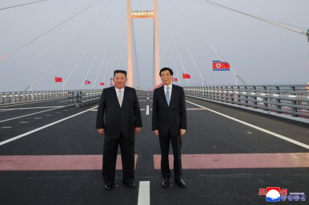 Liderul nord-coreean Kim Jong Un a ajuns în orașul chinez de frontieră Dandong traversând un pod recent inaugurat - poza 1