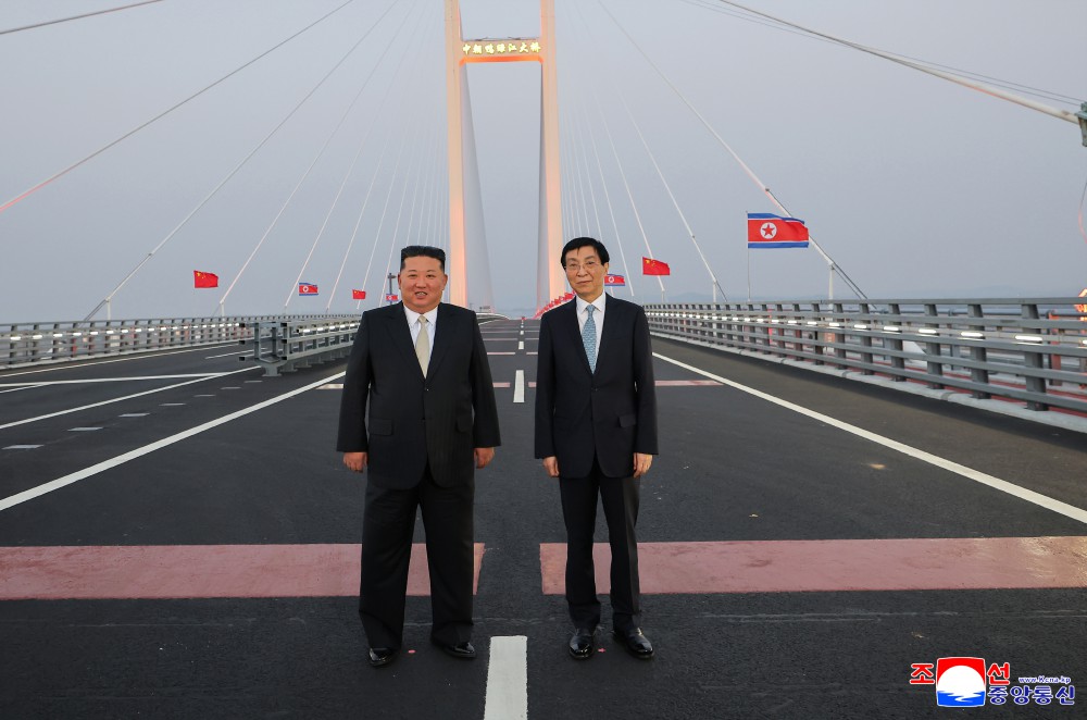 Liderul nord-coreean Kim Jong Un a ajuns &icirc;n orașul chinez de frontieră Dandong travers&acirc;nd un pod recent inaugurat
 - poza 1
