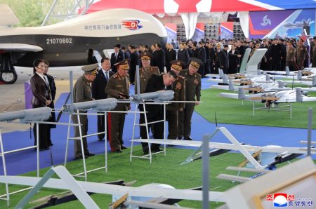 Liderul nord-coreean Kim Jong Un a solicitat extinderea rapidă a tehnologiei dronelor şi a asistat la teste cu arme - poza 1