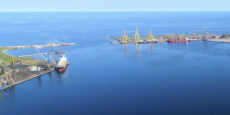 Rusia susține că a atacat două nave comerciale în Marea Neagră și infrastructura portului Ciornomorsk - poza 1