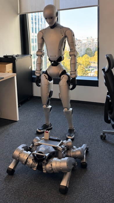 Asirom și Safety Broker asigură un robot umanoid și un câine-robot - poza 1