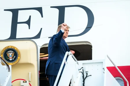 Trump şi consilierii săi l-au ajutat pe Flavio Bolsonaro să fugă în SUA (media) - poza 1