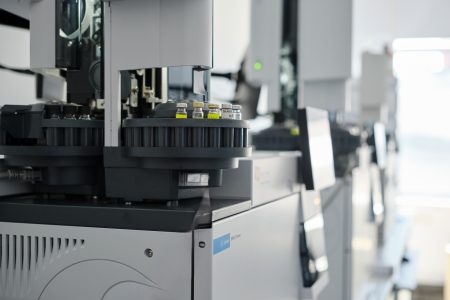 Laboratoarele din rafinăriile Petromidia și Vega, modernizate cu echipamente ultimă generație
 - poza 1