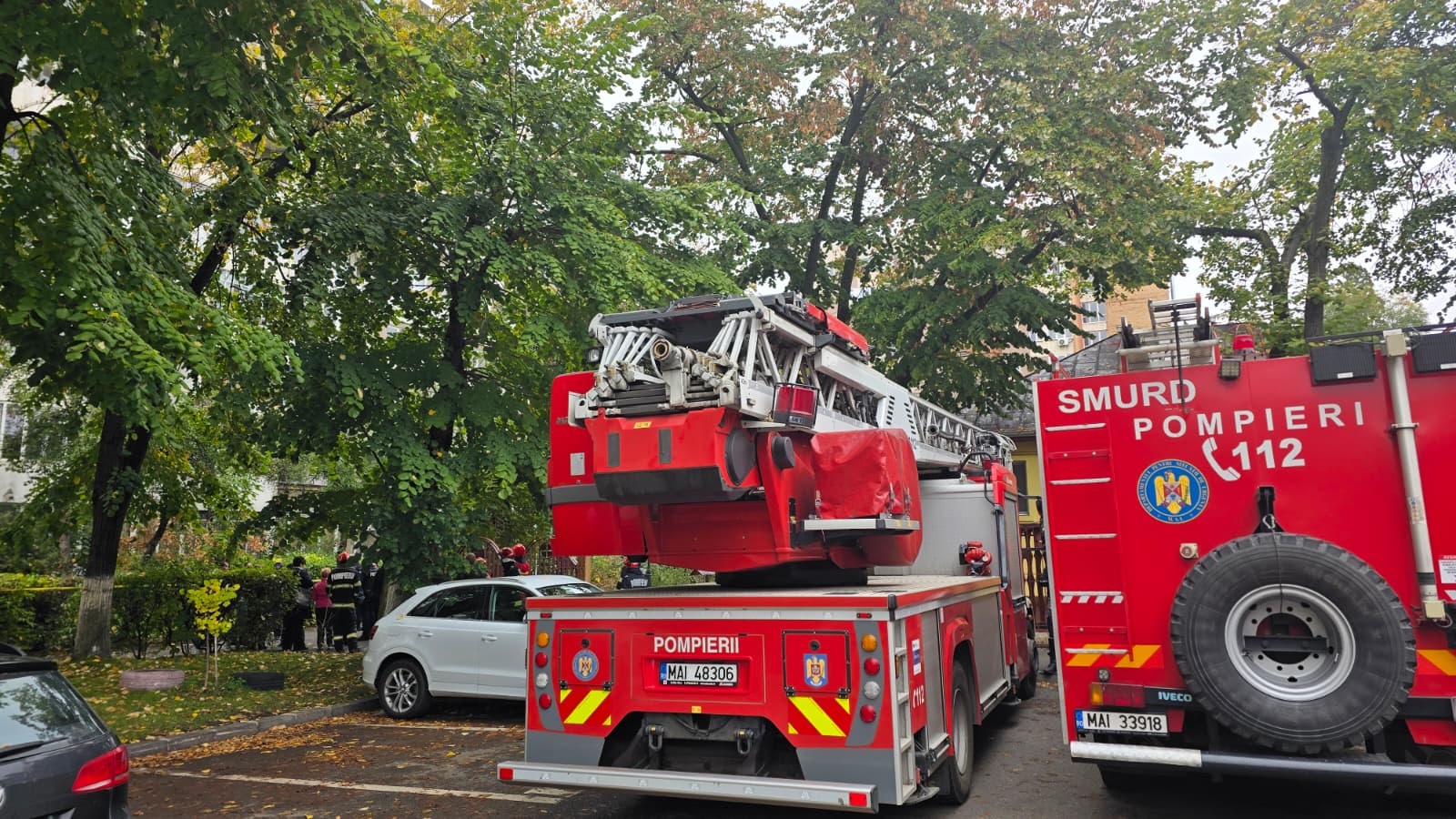 Locatarii unui bloc cu risc seismic din Drumul Taberei, evacuați preventiv după apariția unei crăpături &icirc;ntre două scări, de la etajul 5 p&acirc;nă la etajul 8 (ISU)
 - poza 2