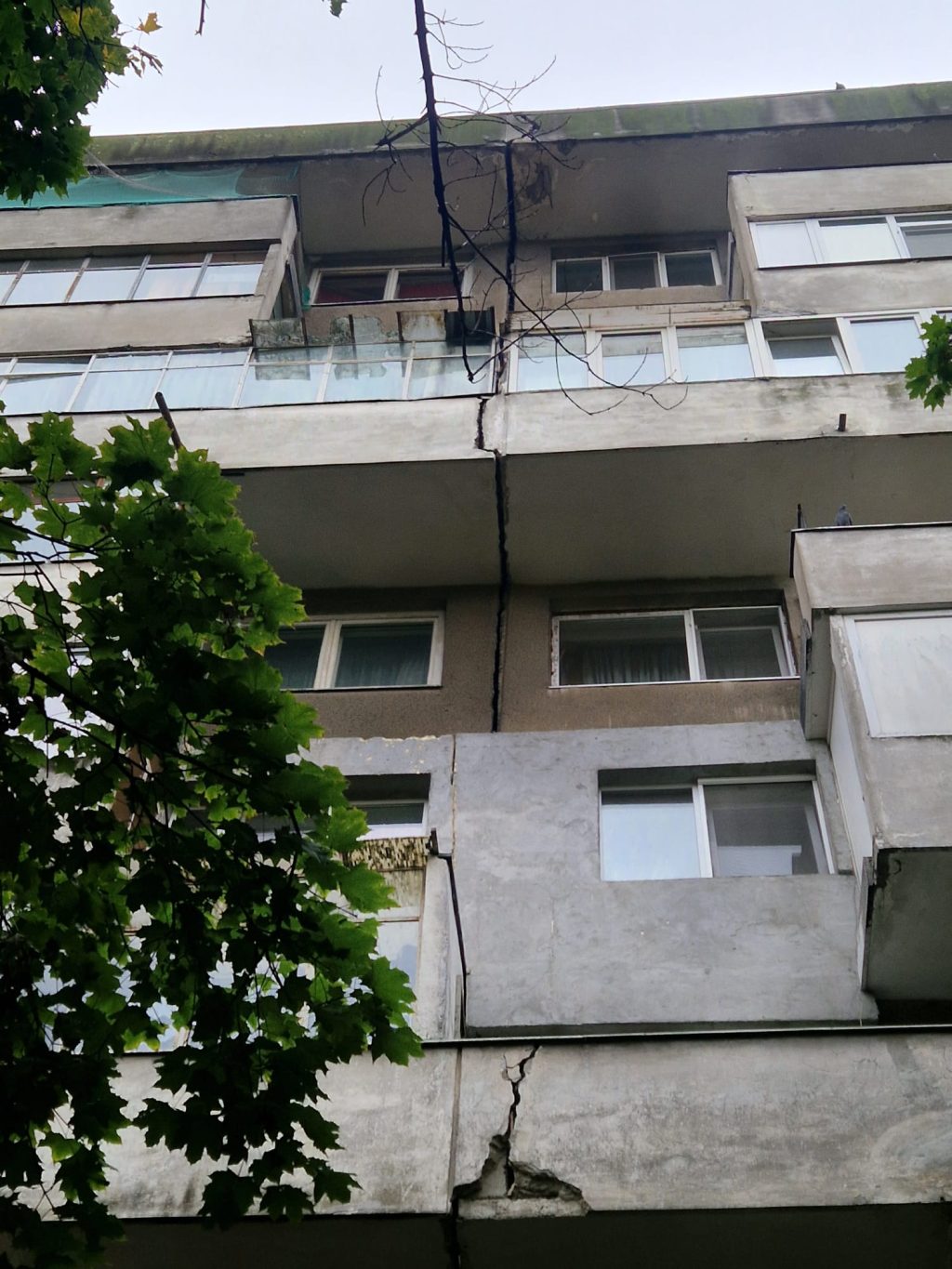 Locatarii unui bloc cu risc seismic din Drumul Taberei, evacuați preventiv după apariția unei crăpături &icirc;ntre două scări, de la etajul 5 p&acirc;nă la etajul 8 (ISU)
 - poza 1