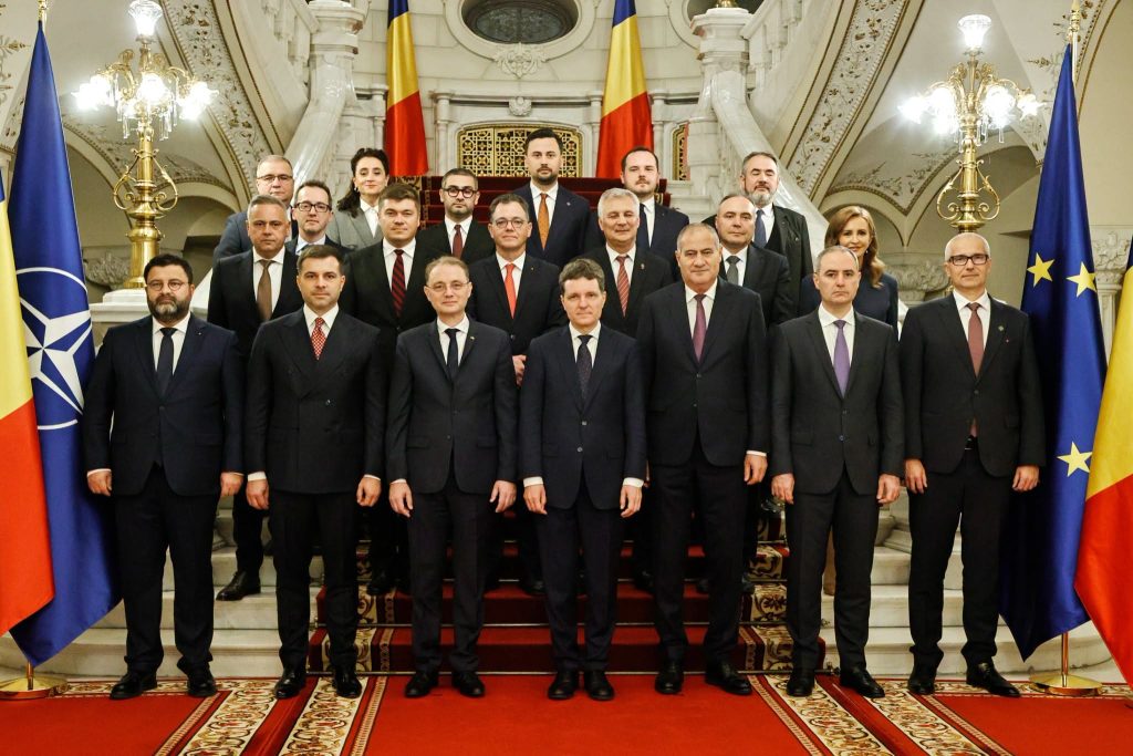 Premierul Luca Niculescu participă la preluarea mandatelor de către cinci noi miniştri
 - poza 1