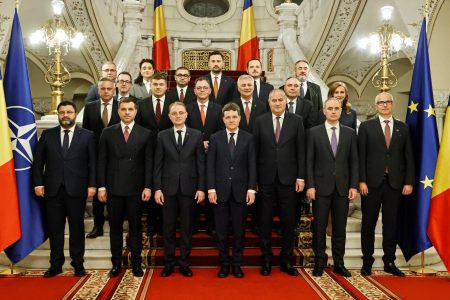 Premierul Luca Niculescu participă la preluarea mandatelor de către cinci noi miniştri - poza 1