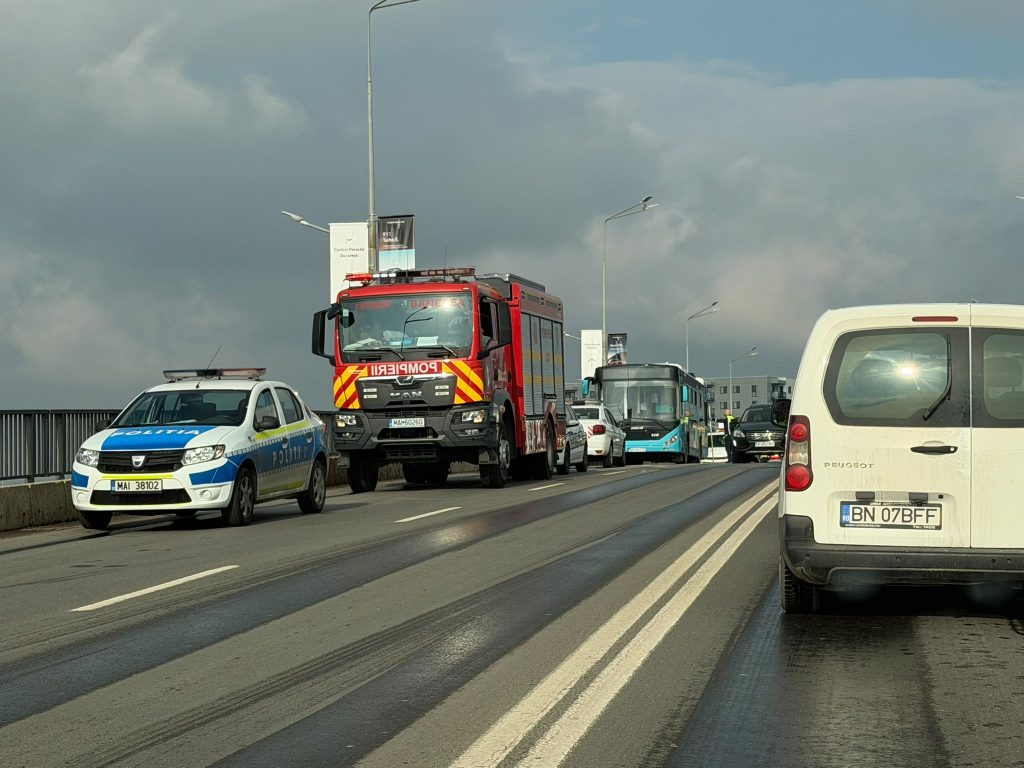 Accident pe Podul Pipera &ndash; O maşină a intrat pe contrasens şi s-a ciocnit cu alte două autoturisme şi cu un autobuz; Trei persoane au fost rănite
 - poza 1