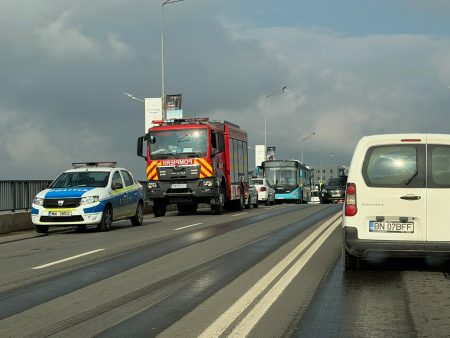 Accident pe Podul Pipera – O maşină a intrat pe contrasens şi s-a ciocnit cu alte două autoturisme şi cu un autobuz; Trei persoane au fost rănite - poza 1