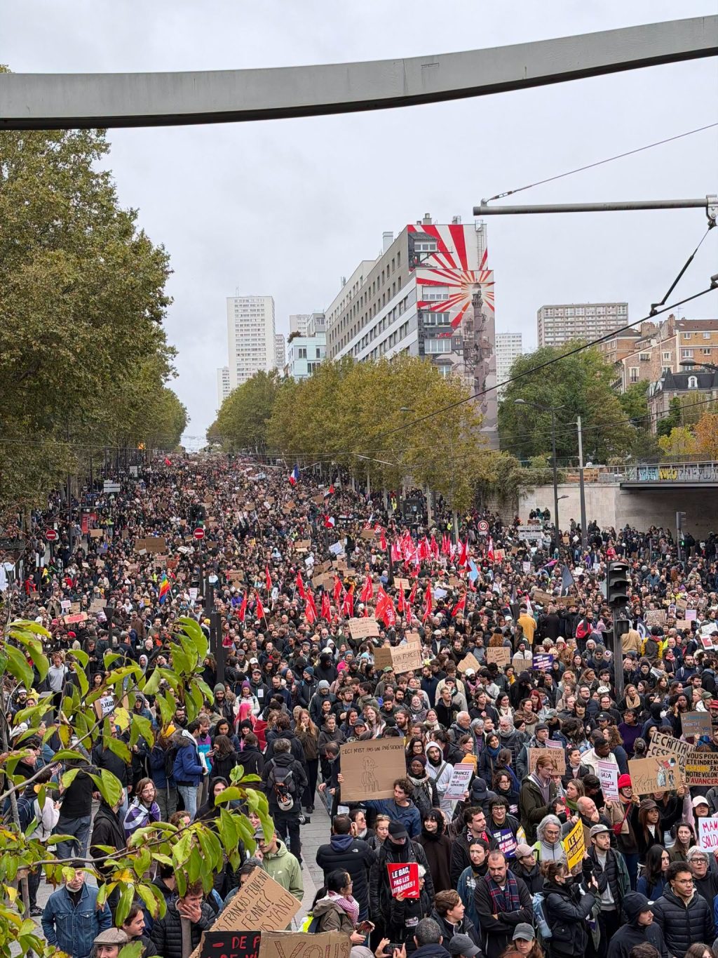Aproape 1.000 de persoane arestate la protestele din Franța; p&acirc;nă la 800.000 de manifestanți și doi răniți grav. Guvernul susține că marșurile &bdquo;s-au desfășurat bine&rdquo;
 - poza 1